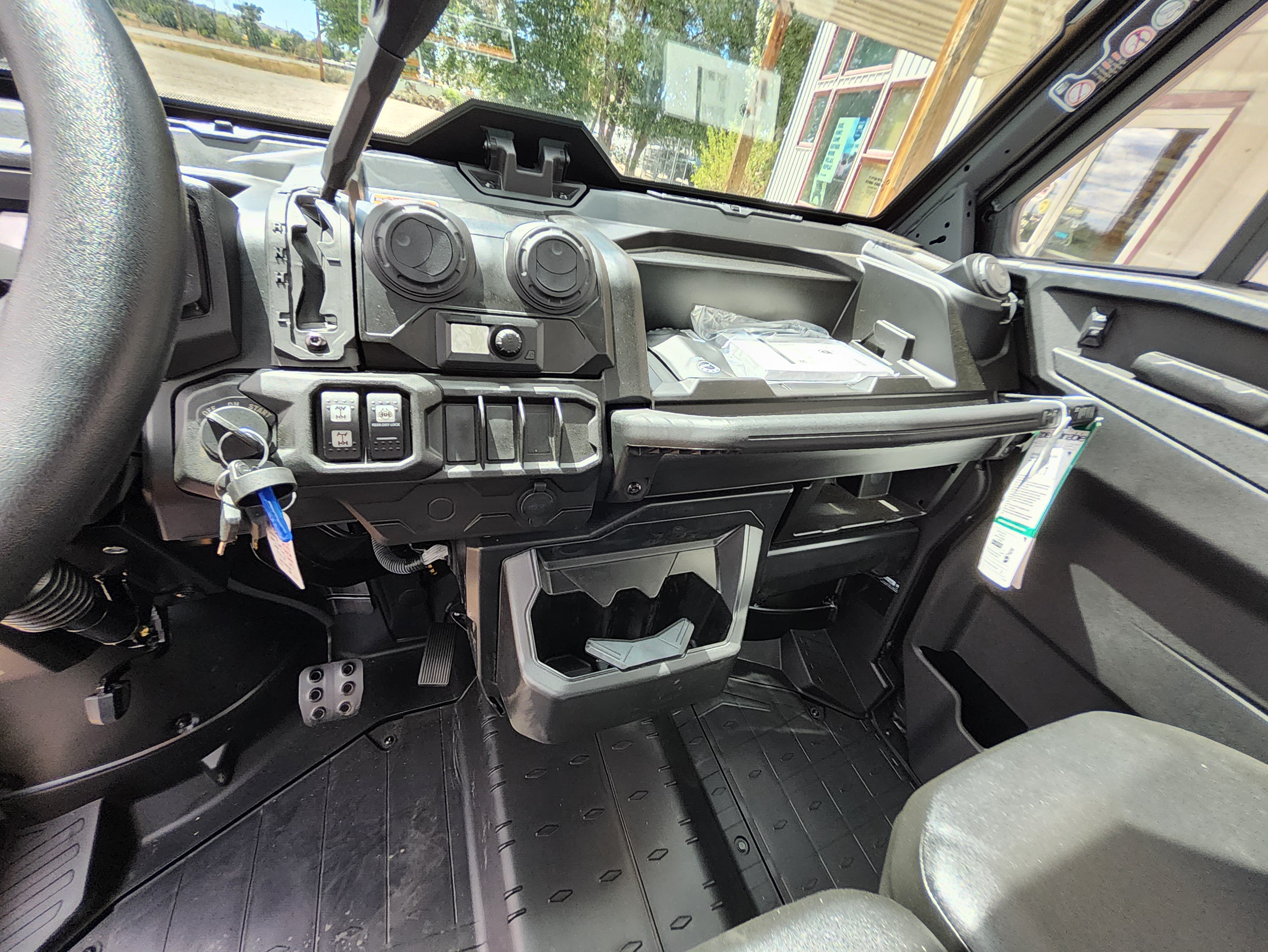 2026 Can-Am SSV DEF DPSCAB 65 HD10 GN 26 DPS_CAB Enclosed Utility