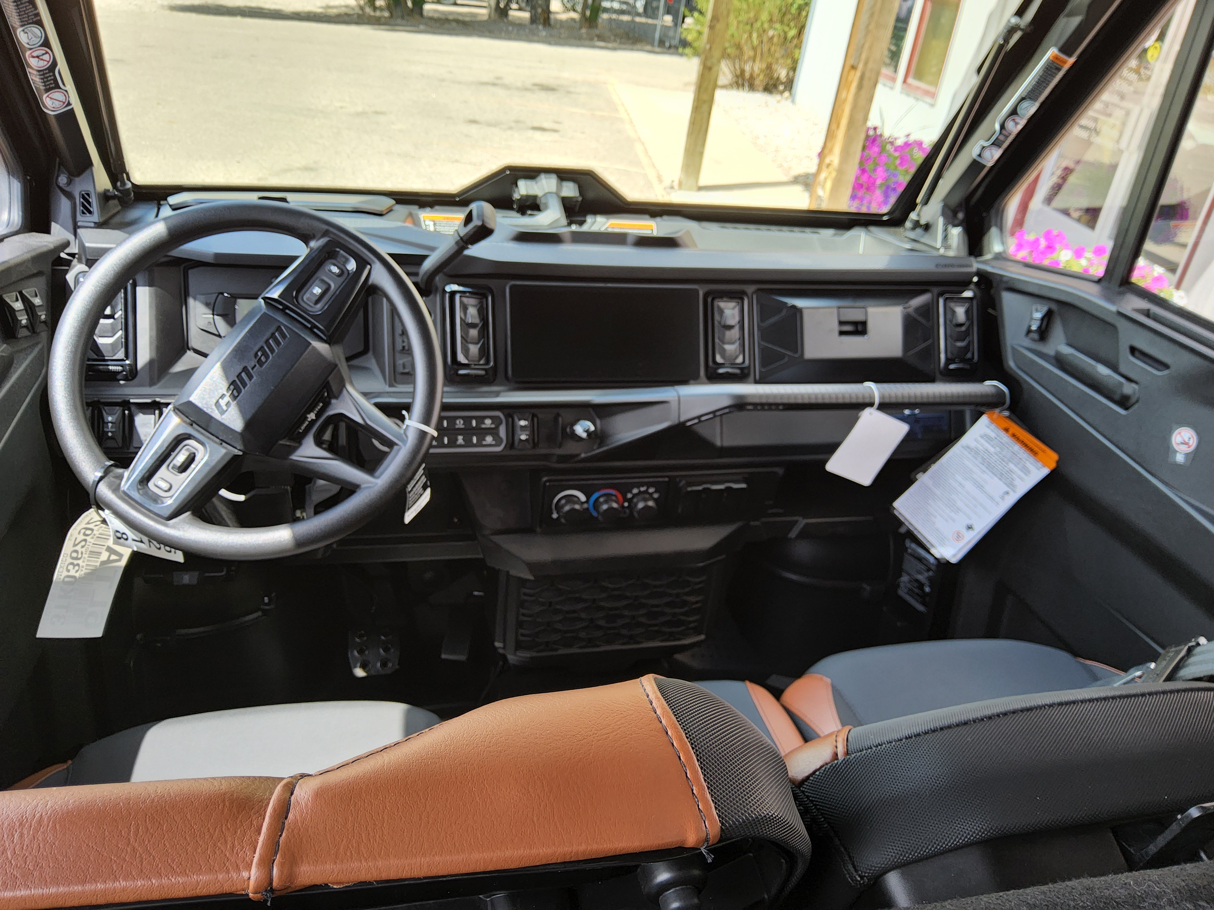 2026 Can-Am SSV DEF MAX TEXCAB 65 HD11 BK HB 26 LONE_STAR_CAB Enclosed Utility